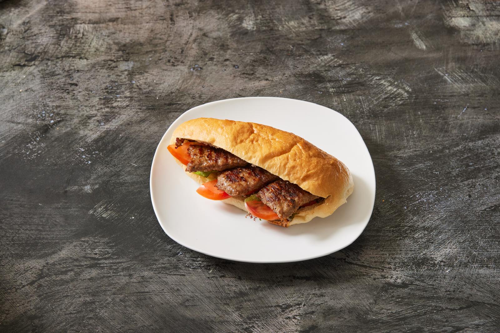 Köfte mit Kashkaval-Käse Sandwich