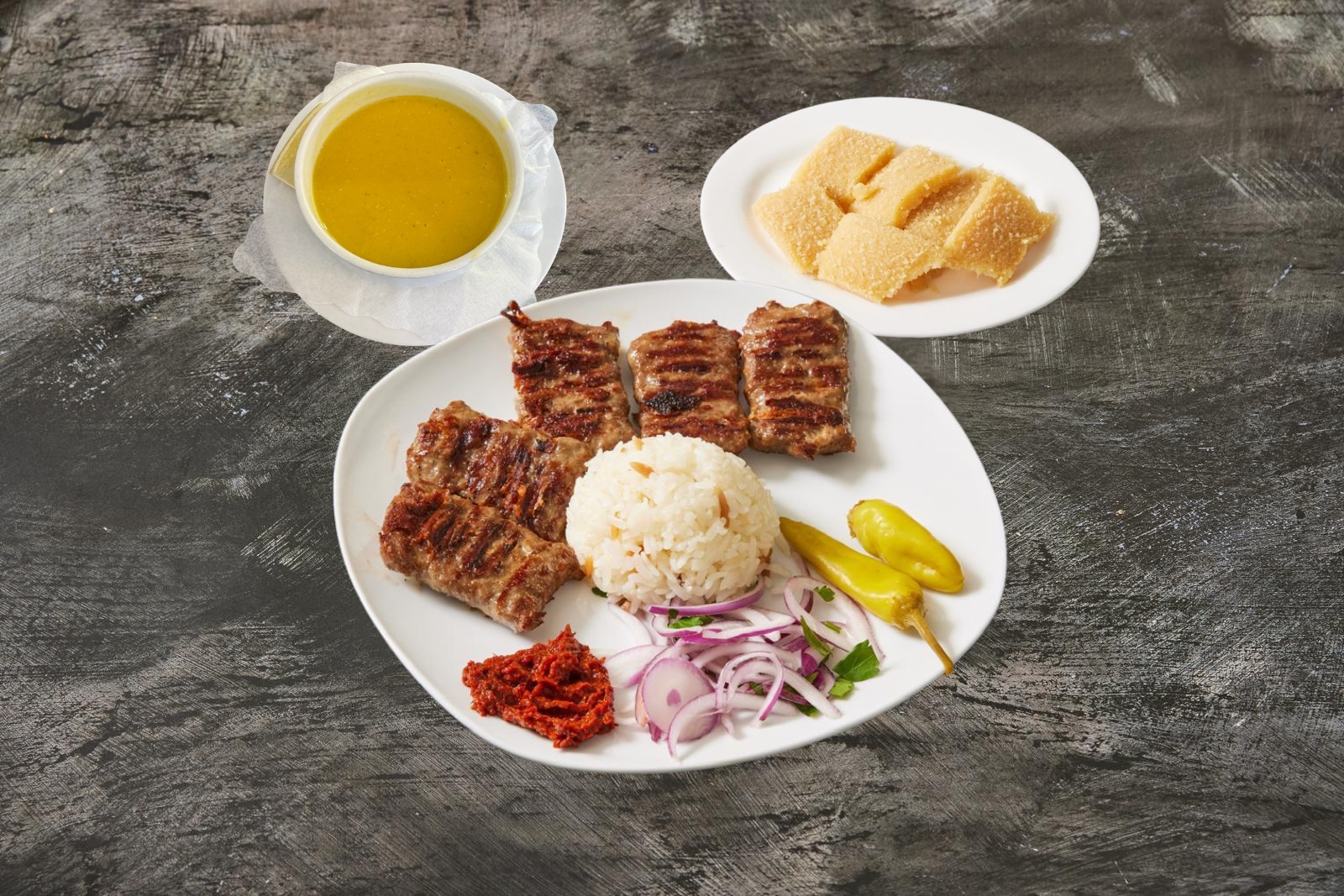 Suppe + Köfte mit Kashkaval Käse + Grieß Helva